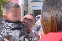 Vo sinh doi, chong len ban con vi qua ngheo hinh anh