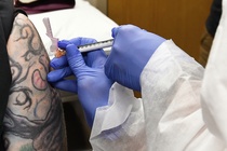 Đề xuất trả 1.500 USD cho mỗi người Mỹ tiêm vaccine Covid-19