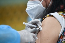 Ba nhom nguoi phai tri hoan tiem vaccine Covid-19 hinh anh