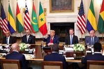 Ong Trump khen lanh dao Liberia 'tieng Anh tot qua', chau Phi buc xuc hinh anh