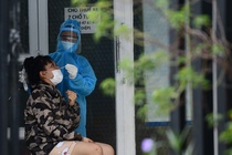 Ha Noi xet nghiem Covid-19 cho nguoi ve tu dia phuong gian cach xa hoi hinh anh