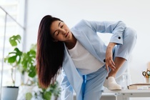Benh van phong tu viec ngu guc tren ban, luoi lay nuoc hinh anh