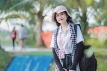 Huong dan vien du lich 'chay' tour den viem da day mua cao diem he hinh anh