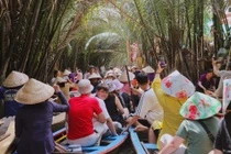 Chờ 2 tiếng mới ngồi được xuồng ba lá ở cồn Thới Sơn