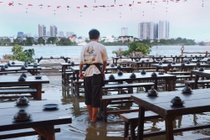 Nhà hàng ở TP.HCM ngập sâu, đưa đón khách bằng thuyền tự chế