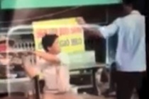 Cán bộ trật tự đô thị phường bị người bán hàng rong chém ở Sài Gòn