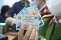 Đình chỉ công tác đại úy công an ở TP.HCM nhận làm nhanh CCCD