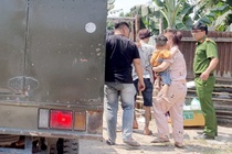 Khám xét nơi diễn ra vụ bé trai nghi bị ép sử dụng ma túy