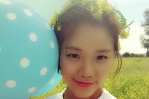 Nu du hoc sinh cover hit 'Chu cuoi' bang 6 thu tieng hinh anh