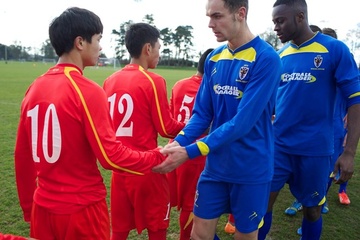 Quan bau Duc thap be nhat doi U19 Viet Nam hinh anh