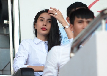 Thuy Tien rang ro xem doi bong cua Cong Vinh thi dau hinh anh