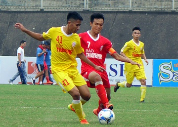 Doi bong tre cua bau Hien thang 8-1 o giai U19 quoc gia hinh anh