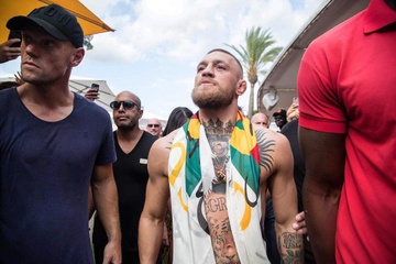 Du tinh nghi het nam, McGregor tim niem vui o bai bien va hop dem hinh anh