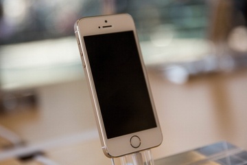 iPhone 5S mat gia thanh hang pho thong hinh anh