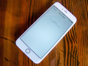 Apple phat hanh iOS 9.3.1, khac phuc loi treo may hinh anh