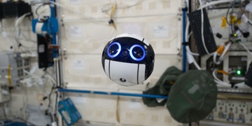 Robot hinh bong ben trong Tram Khong gian Quoc te hinh anh