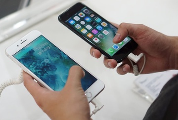 Apple, Google thu doi iPhone cu gia re mat hinh anh