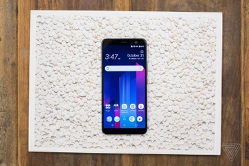 HTC U11+ ra mat, co ban nap lung trong suot hinh anh