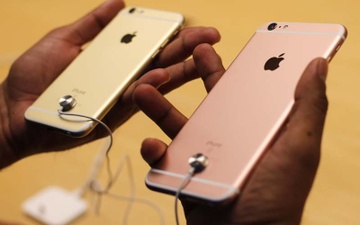 Apple Store bi to lua dao nguoi di thay pin iPhone hinh anh