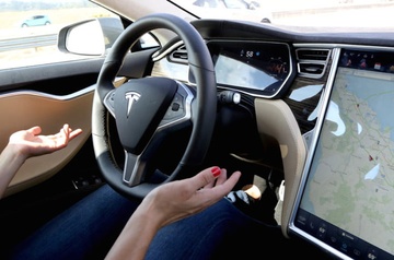 Tai xe Tesla bo ghe lai, chay 65 km/h tren duong dong nguoi hinh anh