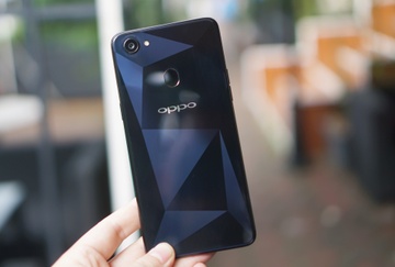 Anh thuc te Oppo F7 mau den kim cuong vua len ke hinh anh