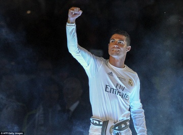 Ronaldo chiem linh dem an mung o Bernabeu hinh anh
