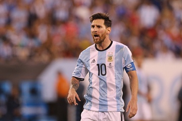 'Dung dau hang, Messi' hinh anh