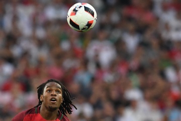 Renato Sanches pha hai ky luc tai Euro 2016 hinh anh