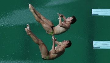 Nguyen nhan lam nuoc ho boi o Olympic chuyen mau hinh anh