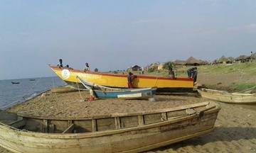 Tau cho doi bong bi chim o Uganda hinh anh