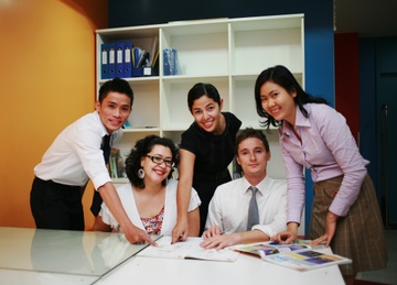 Hoc tieng Anh quan trong o viec chon truong hinh anh