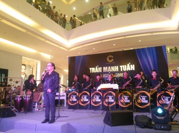 Tran Manh Tuan va dem thang hoa cua nhac cu dan toc hinh anh
