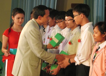 Nokia den truong cung tan sinh vien tinh Lam Dong hinh anh