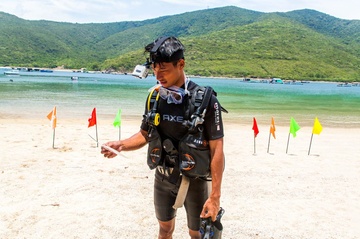 Ung vien phi hanh gia sieu mau 'lac duong' duoi day bien hinh anh