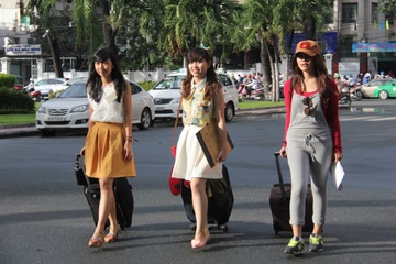 Du lich xuyen Viet mien phi bang xe buyt hinh anh