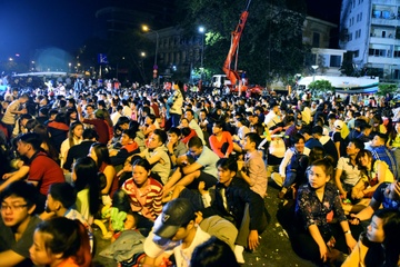 Hang nghin nguoi Sai Gon ra duong xem phao hoa hinh anh