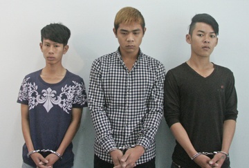 Nhom thanh nien nem bom xang vao tru so uy ban xa hinh anh
