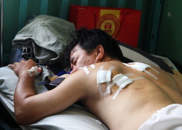 Ong chu nha hang bi 2 ke la tan cong khi dang tinh tien hinh anh