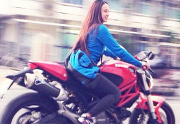 Thieu nu Hue choi mo to ham ho tau Ducati hon 300 trieu hinh anh