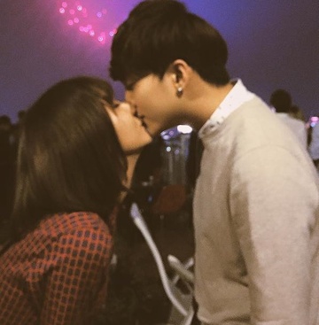 Quynh Anh Shyn hon nguoi yeu say dam trong dem phao hoa hinh anh