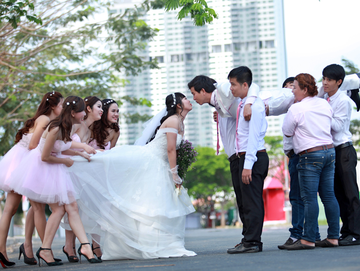 Anh cuoi 'co dau va dong bon' cua cap doi Long An hinh anh