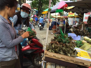 Cho Tet Doan Ngo: Banh u nuoc tro het hang som hinh anh