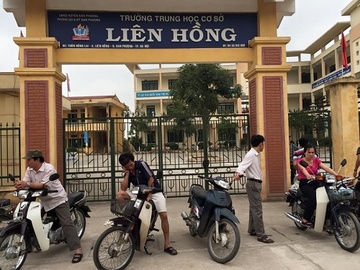 Phu huynh len vao truong danh hoc sinh hinh anh