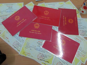 Can bo phuong rao ban chung chi gia tren mang hinh anh