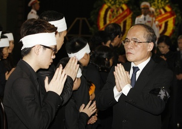 Cac vi lanh dao chia buon cung gia quyen Dai tuong hinh anh