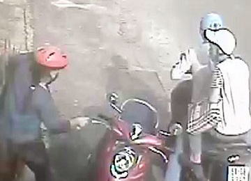 Clip nu luat su bi giat tui xach giua Sai Gon hinh anh
