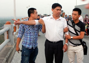 CSGT duong thuy tim thi the bi bac si nem xuong song hinh anh