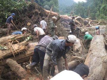 Vo om xac chong khoc ngat sau vu lo nui chet 4 nguoi hinh anh