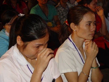 Nuoc mat roi trong dem vui Tet cung cong nhan xa que hinh anh