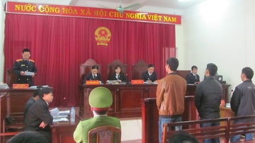Canh sat tran tien gai mai dam voi loi khai chan dong hinh anh